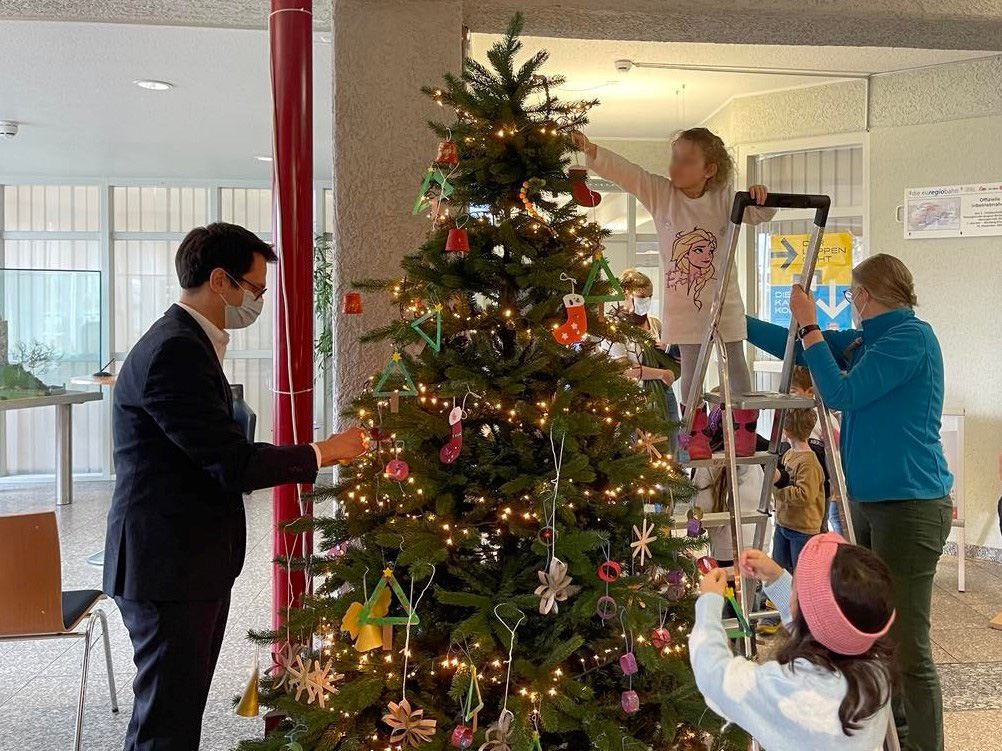 Christbaumschmücken im Rathausfoyer