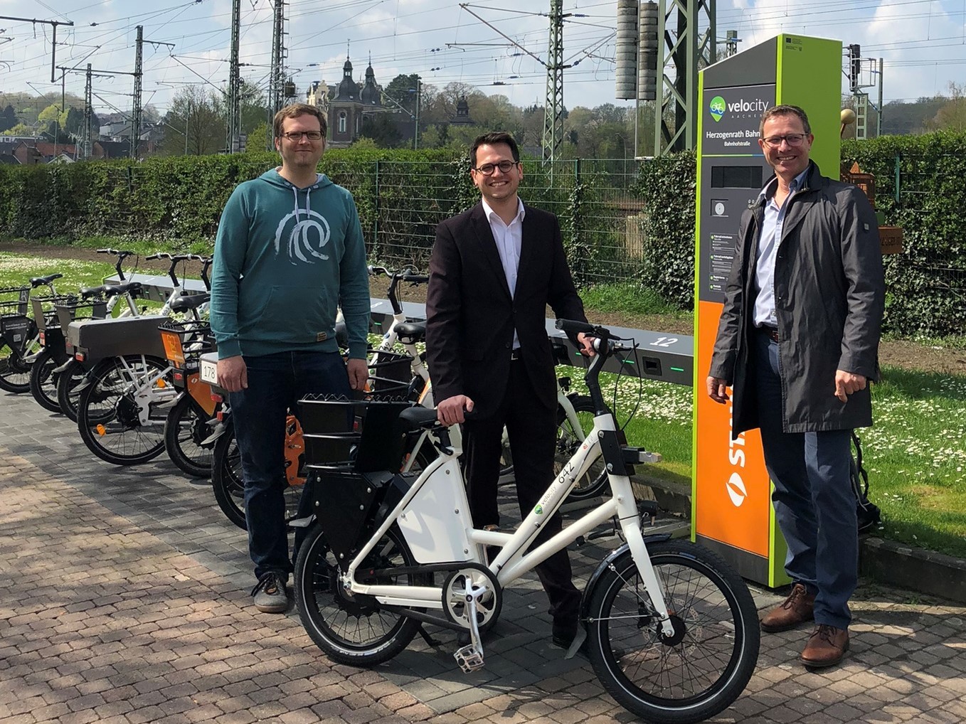 V.l.: Benedikt Markett (Rollout-Manager Velocity), Dr. Benjamin Fadavian (Bürgermeister Stadt Herzogenrath) und Joachim Hergesell (Verkehrsingenieur Stadt Herzogenrath)