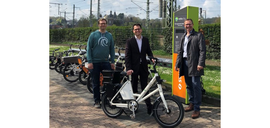 V.l.: Benedikt Markett (Rollout-Manager Velocity), Dr. Benjamin Fadavian (Bürgermeister Stadt Herzogenrath) und Joachim Hergesell (Verkehrsingenieur Stadt Herzogenrath)