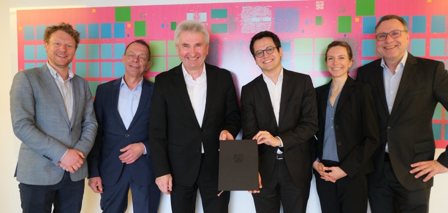 Das Foto zeigt von l.n.r.: Dr. Pascal Richter, Lehr und Forschungsgebiet Theorie hybrider Systeme, RWTH Aachen Joachim Liesenfeld, Rhein-Ruhr-Institut für Sozialforschung und Politikberatung (RISP) e.V., Universität Duisburg Essen Prof. Dr. Andreas Pinkwart, Minister für Wirtschaft, Innovation, Digitalisierung und Energie des Landes Nordrhein-Westfalen Dr. Benjamin Fadavian, Bürgermeister Stadt Herzogenrath Dr. Katharina Schubert, Referentin für Klimaschutz in der Industrie, MWIDE Samir Khayat, Geschäftsführer der NRW.Energy4Climate 