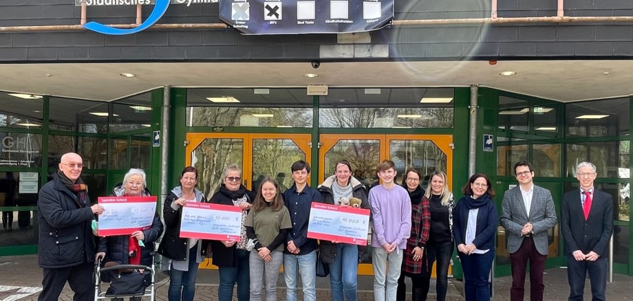 Das Bild zeigt v.li.n.re.: Dieter und Waltraud Lecher (Tafel Herzogenrath), Angelika Körfer und Andrea Reichelt (Vorsitzende und 2. Vorsitzende  Bürgerhilfe Herzogenrath - Hilfe mit Herz e.V.) Maxime de Laat (Schülersprecherin), Malte Pontzen (SV Mitglied), Bianca Grosser (Gründungsmitglied Spendenkonvoi Euregio), Frederick Haßler (Schülersprecher), Gwendolin Reusch (Lehrerin Sportfachschaft), Anne Zirwes (SV Lehrerin), Anja Gossens (Koordination Gesellschaft), Bürgermeister Dr. Benjamin Fadavian und Schulleiter Michael Höbig 
