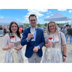Bürgermeister Dr. Benjamin Fadavian mit den beiden Weinprinzessinnen Julia Otto und Lillian Schmidt