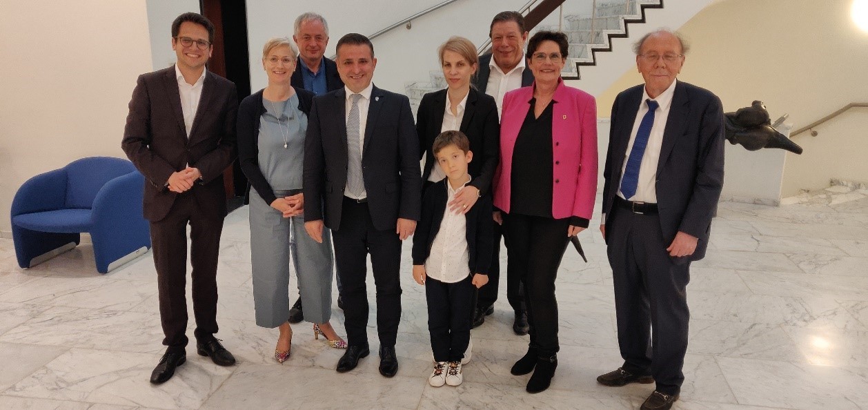 v.l.: Bürgermeister Dr. Benjamin Fadavian (Herzogenrath), Bürgermeisterin Dr. Petra Dassen-Housen (Kerkrade), Dr. Thomas Baum, Familie Turc, Günter Rechenberg, Marita Robertz, Reinhard Granz 