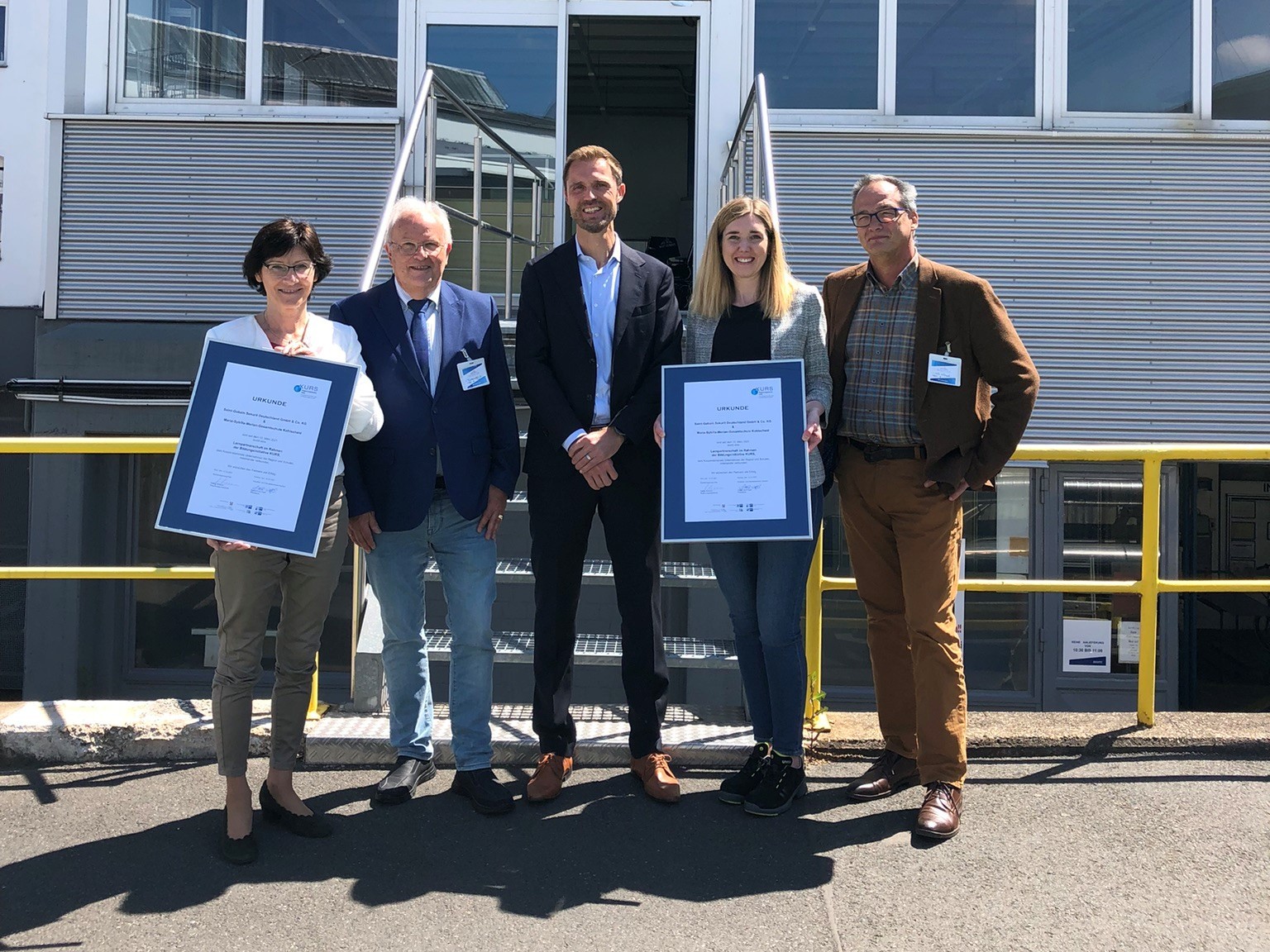 Das Foto zeigt v.l.n.r.: Barbara Onkels (Schulleiterin Maria-Sibylla-Merian-Gesamtschule), Dr. Manfred Fleckenstein (stellv. Bürgermeister Stadt Herzogenrath), Maik Cebulla (Geschäftsführer Personal Saint-Gobain Sekurit), Stefanie Rinkens (Referentin Personalentwicklung Saint-Gobain Sekurit) und Michael Arth (Referent Ausbildungsmarketing IHK Aachen)