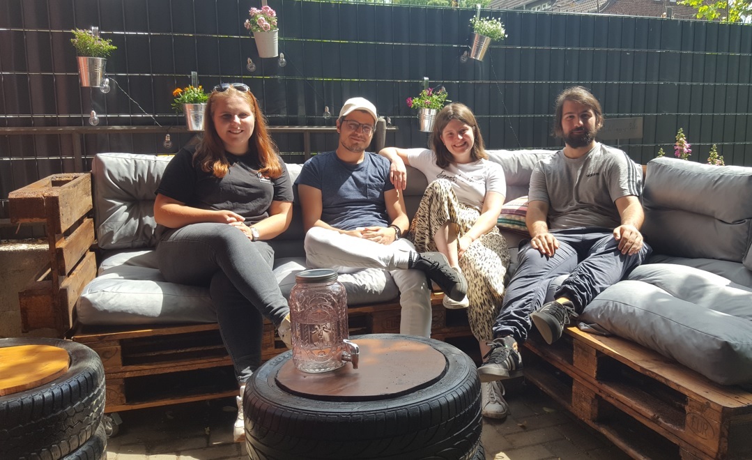 Freuen sich über die gelungene Lounge; v.l.n.r. Anna Lichotka, Daniel Ferks, Marina Gonzáles, Tano Peters und Timm Giörtz (nicht im Bild)