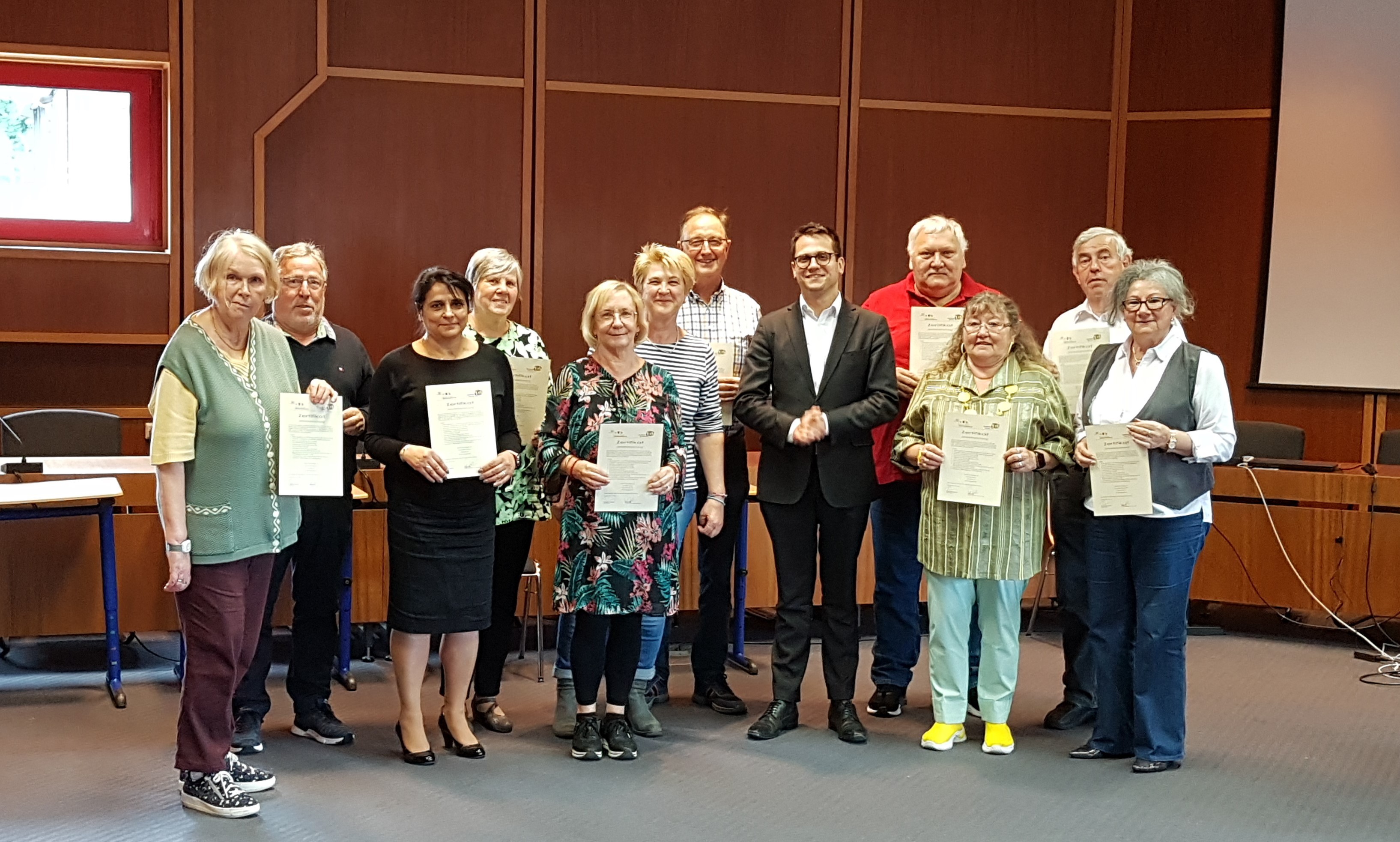 Das Bild zeigt die Zertifikatsübergabe an die Seniorenlotsen v.l.n.r.:Renate Remmers, Jürgen Jekewitz, Dahlia Ranchal Expόsito, Marlene Reinartz, Ellen Krüger, Margit Keller, Karl Kalbhen, Dr. Benjamin Fadavian, Horst Salke, Heidi Klemm, Hans-Peter Gülpen, Maria-Theresia Piek (es fehlen Claudia Kellermann und Ursula Kreutz-Kullmann) 