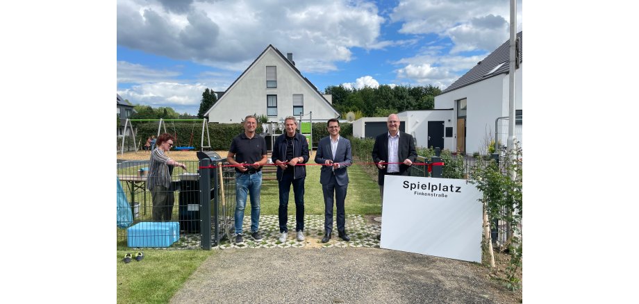 Der Spielplatz Finkenstraße wurde eröffnet. Das Bild zeigt von r.n.l.: Heinz Härtl (Architekturbüro Härtl), Michael Heins (Architekturbüro Heins), Bürgermeister Dr. Benjamin Fadavian, Detlef Knehaus (Vorsitzender Jugendhilfeausschuss)  