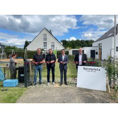 Der Spielplatz Finkenstraße wurde eröffnet. Das Bild zeigt von r.n.l.: Heinz Härtl (Architekturbüro Härtl), Michael Heins (Architekturbüro Heins), Bürgermeister Dr. Benjamin Fadavian, Detlef Knehaus (Vorsitzender Jugendhilfeausschuss)  