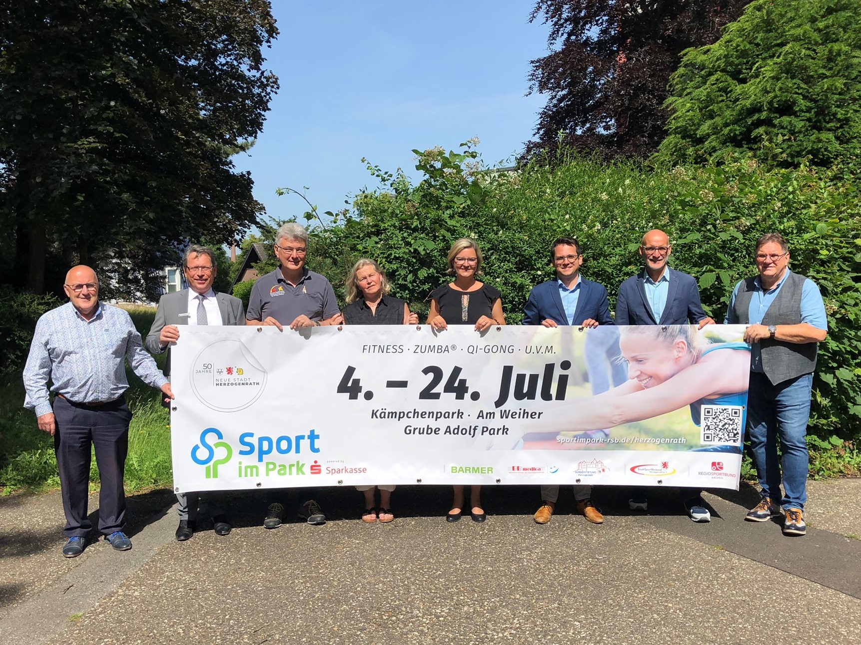 V.l.n.r.: Gottfried Janßen (Stadtsportverband Herzogenrath), Norbert Müller (Leiter Sparkassengeschäftsstelle Kohlscheid), Dr. Heribert Mertens (Vorsitzender Bürgerstiftung Herzogenrath), Heike Navrath (Bürgerstiftung Herzogenrath), Brigitte Jansen (Regionalgeschäftsführerin BARMER Krankenkasse Aachen), Dr. Benjamin Fadavian (Bürgermeister Stadt Herzogenrath), Hugo Polz (Geschäftsführer RegioSportBund Aachen) und Manfred Borgs (Vorsitzender Stadtsportverband Herzogenrath)