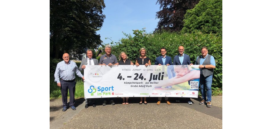 V.l.n.r.: Gottfried Janßen (Stadtsportverband Herzogenrath), Norbert Müller (Leiter Sparkassengeschäftsstelle Kohlscheid), Dr. Heribert Mertens (Vorsitzender Bürgerstiftung Herzogenrath), Heike Navrath (Bürgerstiftung Herzogenrath), Brigitte Jansen (Regionalgeschäftsführerin BARMER Krankenkasse Aachen), Dr. Benjamin Fadavian (Bürgermeister Stadt Herzogenrath), Hugo Polz (Geschäftsführer RegioSportBund Aachen) und Manfred Borgs (Vorsitzender Stadtsportverband Herzogenrath)
