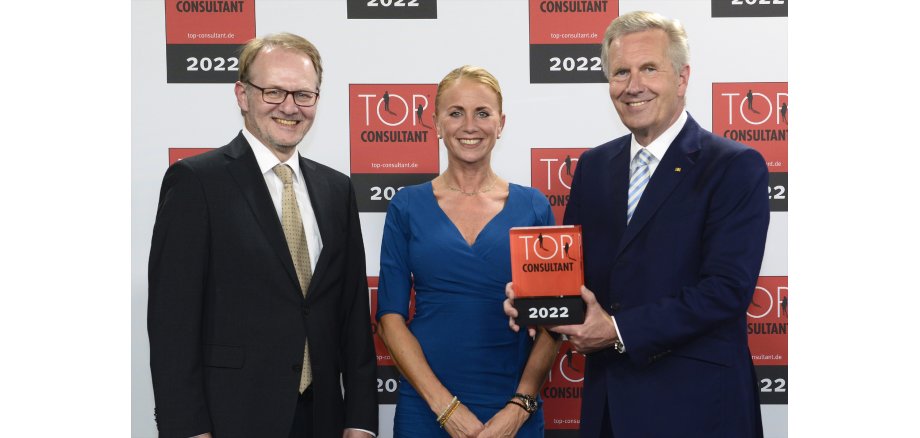 Professor Dr. Götz-Andreas Kemmner und Silvia Frankenne freuen sich über die Glückwüsche von Bundespräsident a. D. Christian Wulff (von links)