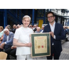 Das Foto zeigt die Kerkrader Bürgermeisterin Dr. Petra Dassen-Housen bei der Überreichung einer Urkunde zum 50. Jubiläum der Stadt Herzogenrath an Bürgermeister Dr. Benjamin Fadavian