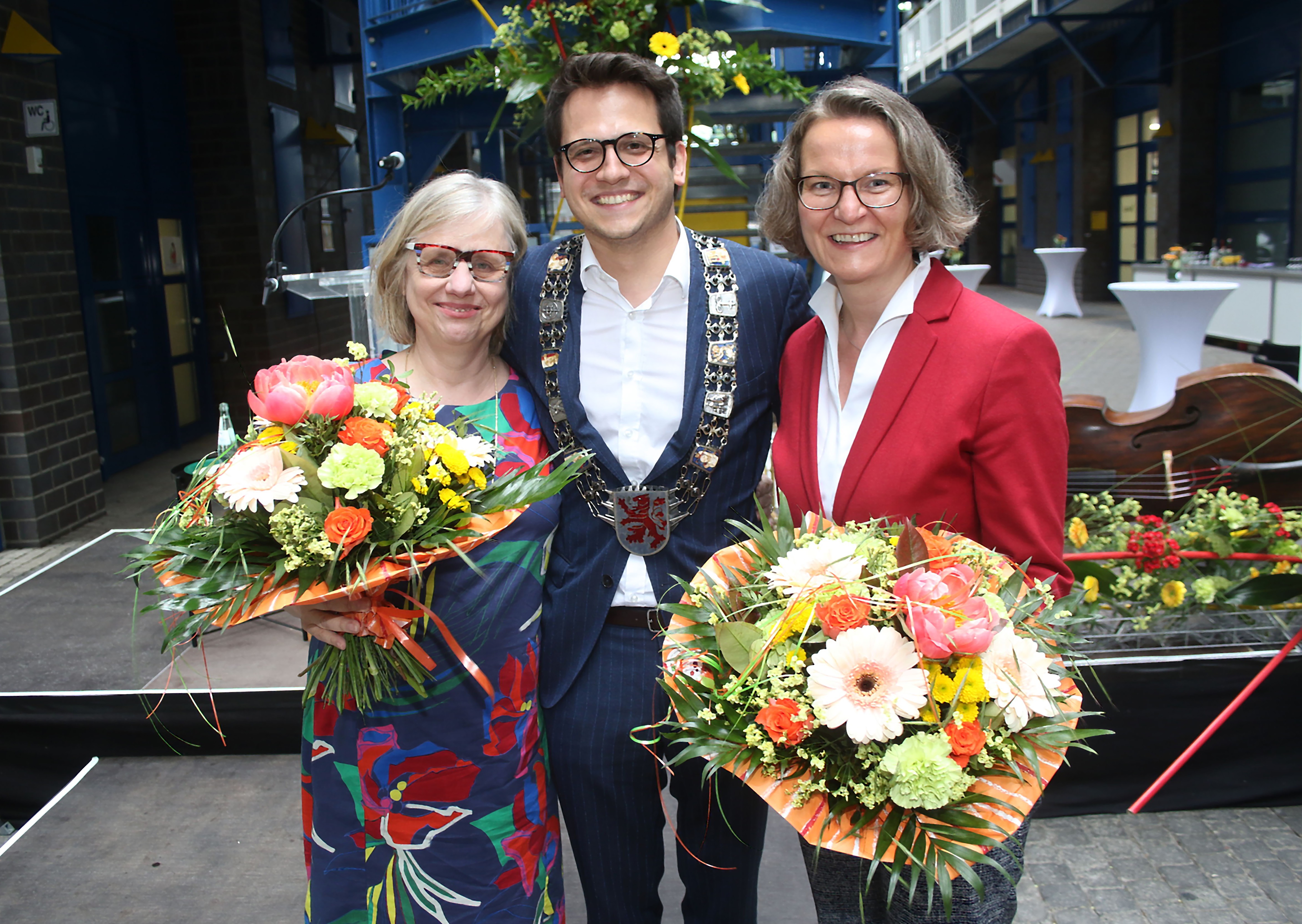 Das Foto zeigt v.l.n.r.: Prof. Dr. Dauner-Lieb (Präsidentin des Verfassungsgerichtshofes NRW), Bürgermeister Dr. Benjamin Fadavian und Ministerin Ina Scharrenbach (Ministerin für Heimat, Kommunales, Bauen und Gleichstellung des Landes Nordrhein-Westfalen)