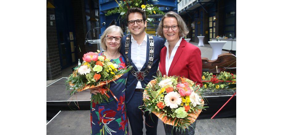 Das Foto zeigt v.l.n.r.: Prof. Dr. Dauner-Lieb (Präsidentin des Verfassungsgerichtshofes NRW), Bürgermeister Dr. Benjamin Fadavian und Ministerin Ina Scharrenbach (Ministerin für Heimat, Kommunales, Bauen und Gleichstellung des Landes Nordrhein-Westfalen)