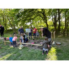 Mit großer Freude pflanzten die kleinen Spielplatzbesucher erste Blumen