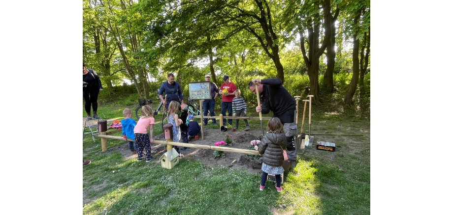 Mit großer Freude pflanzten die kleinen Spielplatzbesucher erste Blumen