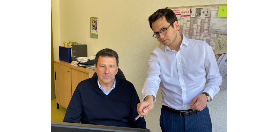 Das Bild zeigt Sozialamtsleiter Bernd Sauren in Beratung mit Bürgermeister Dr. Benjamin Fadavian zu der Ukraine-Krise