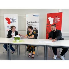 Das Bild zeigt Vera Richerts, Barbara Onkels und Gürkan Özkan bei der Unterzeichnung der Kooperationsvereinbarung