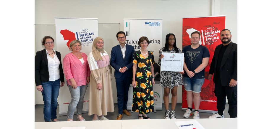  v.l.n.r.: Vera Richert (Koordinatorin Talentscouting FH), Michaela Sieger (Studien- und Berufswahlkoordinatorin Gesamtschule), Ghena Saad (Schülerin/Talent), Bürgermeister Dr. Benjamin Fadavian, Barbara Onkels (Schulleiterin), Kelechi Duruh und Timo Derissen (Schüler*in/Talente), Gürkan Özkan (Talentscout RWTH)  