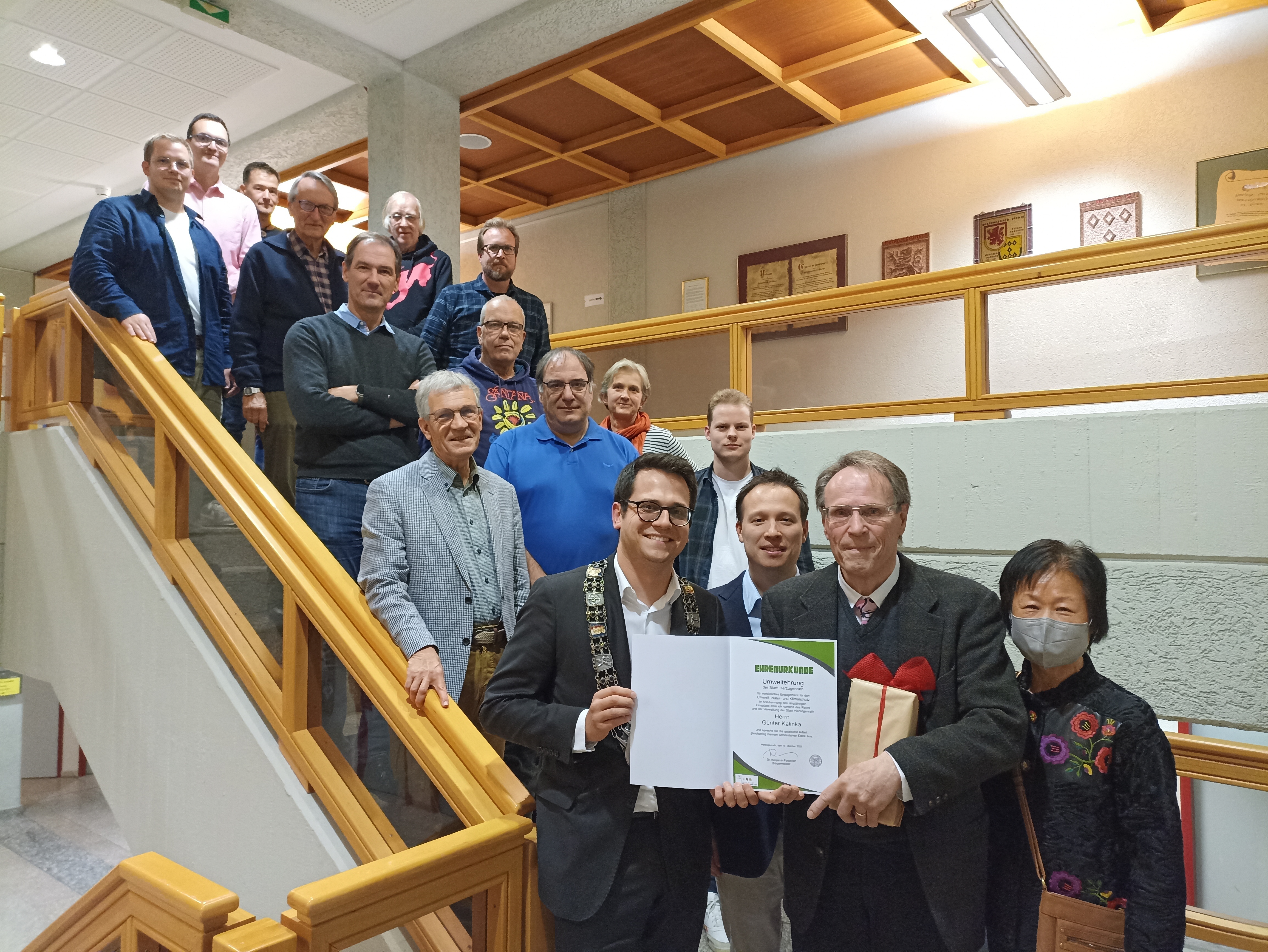 Günter Kalinka mit Urkunde und Klimabeirat