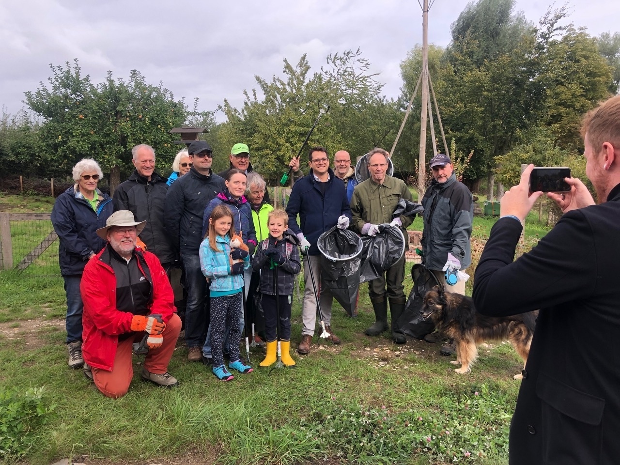 Eine der Sammlergruppen zusammen mit Herzogenraths Bürgermeister Dr. Benjamin Fadavian