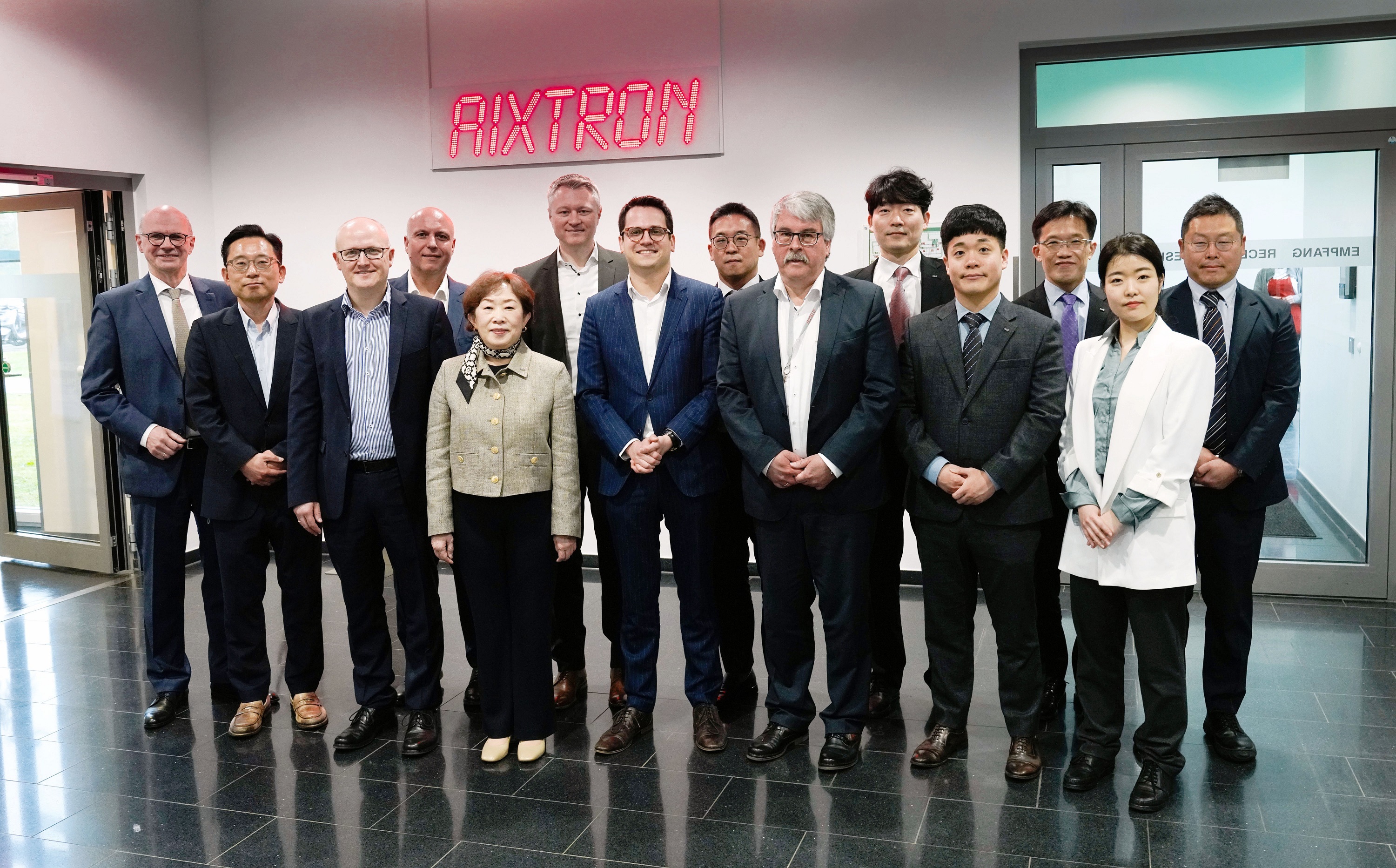Vertreter des Korea Institute for Advancement of Technology (KIAT) sowie des Korea Germany Technology Cooperation Center (KGTCC), dem Technologiepark Herzogenrath und der Stadt Herzogenrath zu Gast bei AIXTRON, so u.a. KIAT-Präsidentin Dr. Byung Joo Min (5.v.l.), AIXTRON Finanzvorstand Dr. Christian Danninger (3.v.l.), Bürgermeister Dr. Benjamin Fadavian (7.v.l.). 