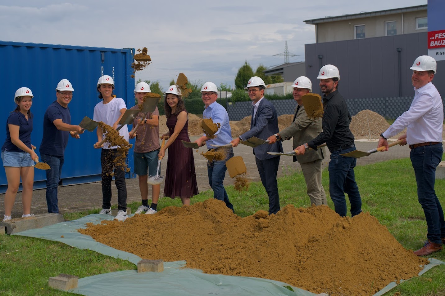 Auf dem Bild (v.l.n.r.): Eigentümerfamilie Berger um Frau Hao (5.v.l.) und Herrn Dr. Arne Berger (6.v.l.), Bürgermeister Dr. Benjamin Fadavian (4.v.r.), Wirtschaftsförderer Michael Eßers (3.v.r.), Rainer Dohmen (2.v.r.) und Hans Montag (r), beide von der STORMS Schlüsselfertig GmbH. Spatenstich