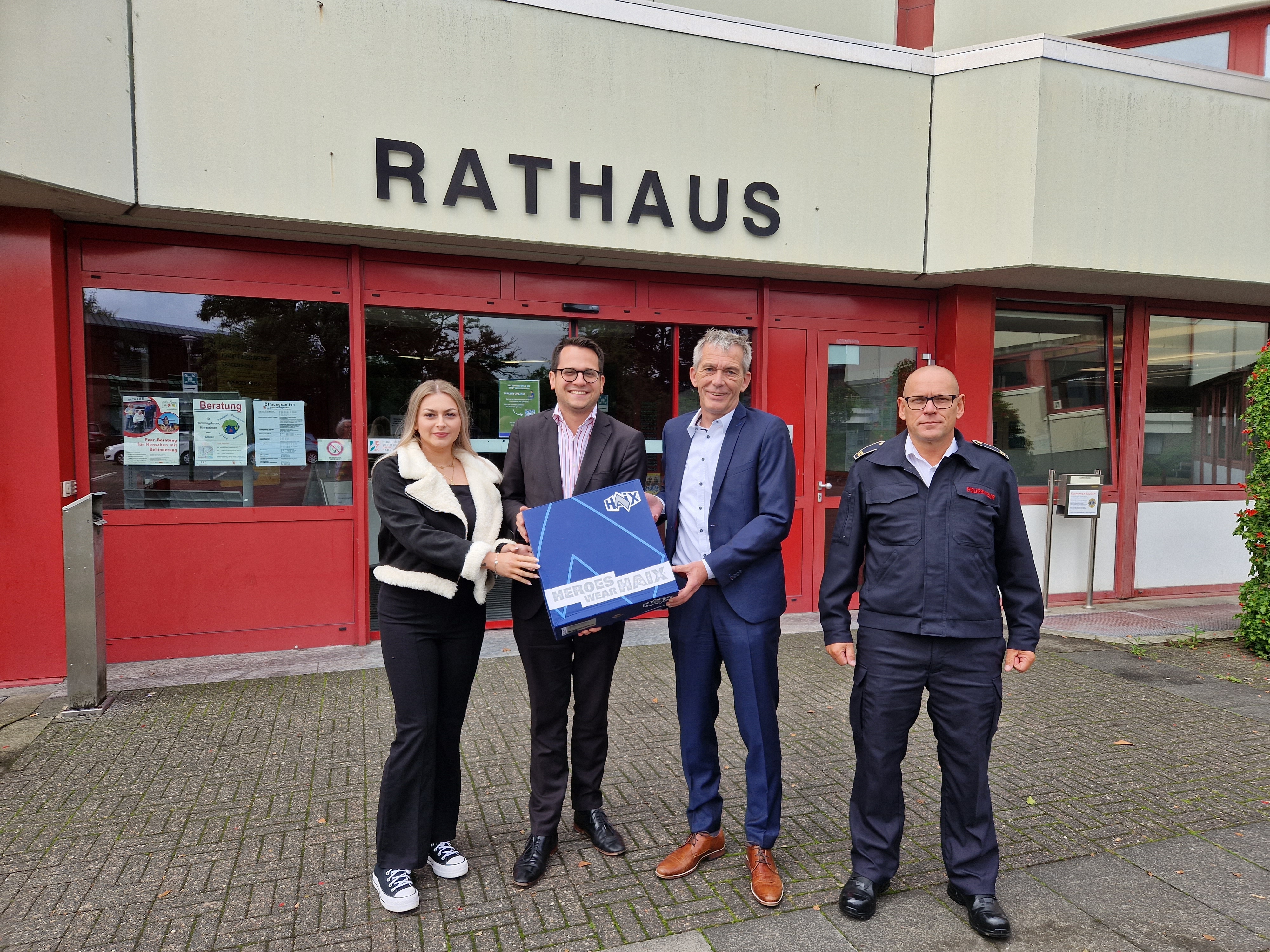 Scheckübergabe an Bürgermeister Dr. Benjamin Fadavian und der Leiter der Herzogenrather Wehr, Achim Schwark durch Celine und René Günther, Geschäftsstellenleiter Provinzial-Versicherung (Foto vor dem Rathaus)