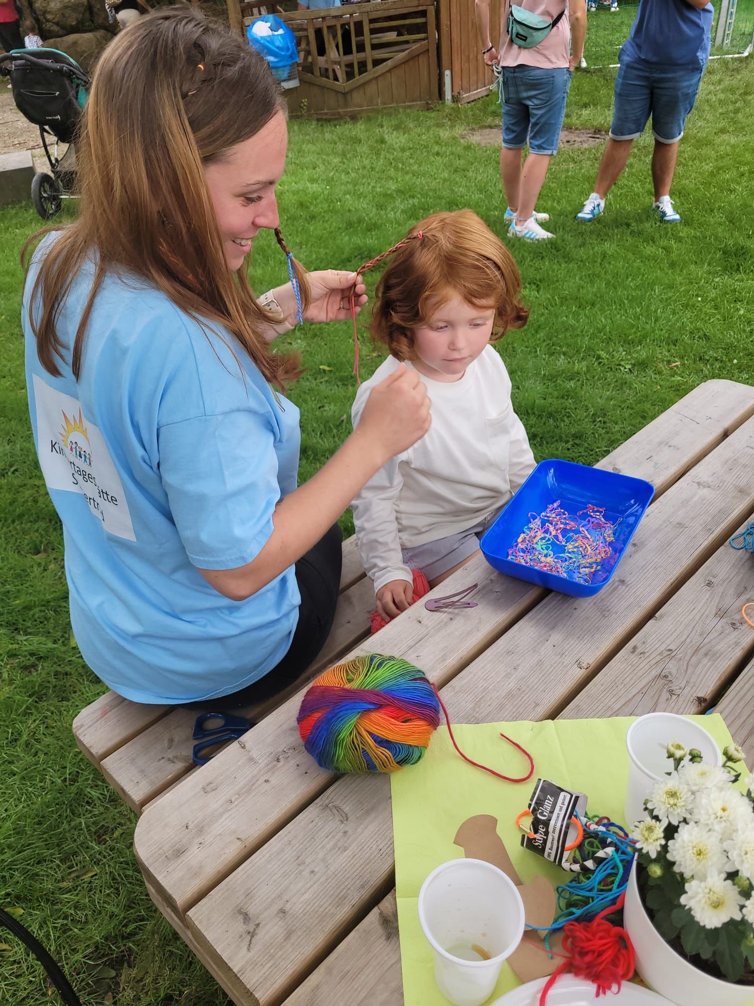 Sommerfest des katholischen Kindergartens St. Gertrud, Bastelnde Besucher