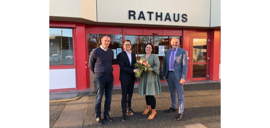 Verwaltungsvorstand der Stadt Herzogenrath - V.l.: Franz-Josef Türck-Hövener (Technischer Beigeordneter), Dr. Benjamin Fadavian (Bürgermeister), Renate Wallraff (Beigeordnete für Soziales, Bildung und Familie) mit Blumenstrauß und Hubert Philippengracht (Erster Beigeordneter und Stadtkämmerer)