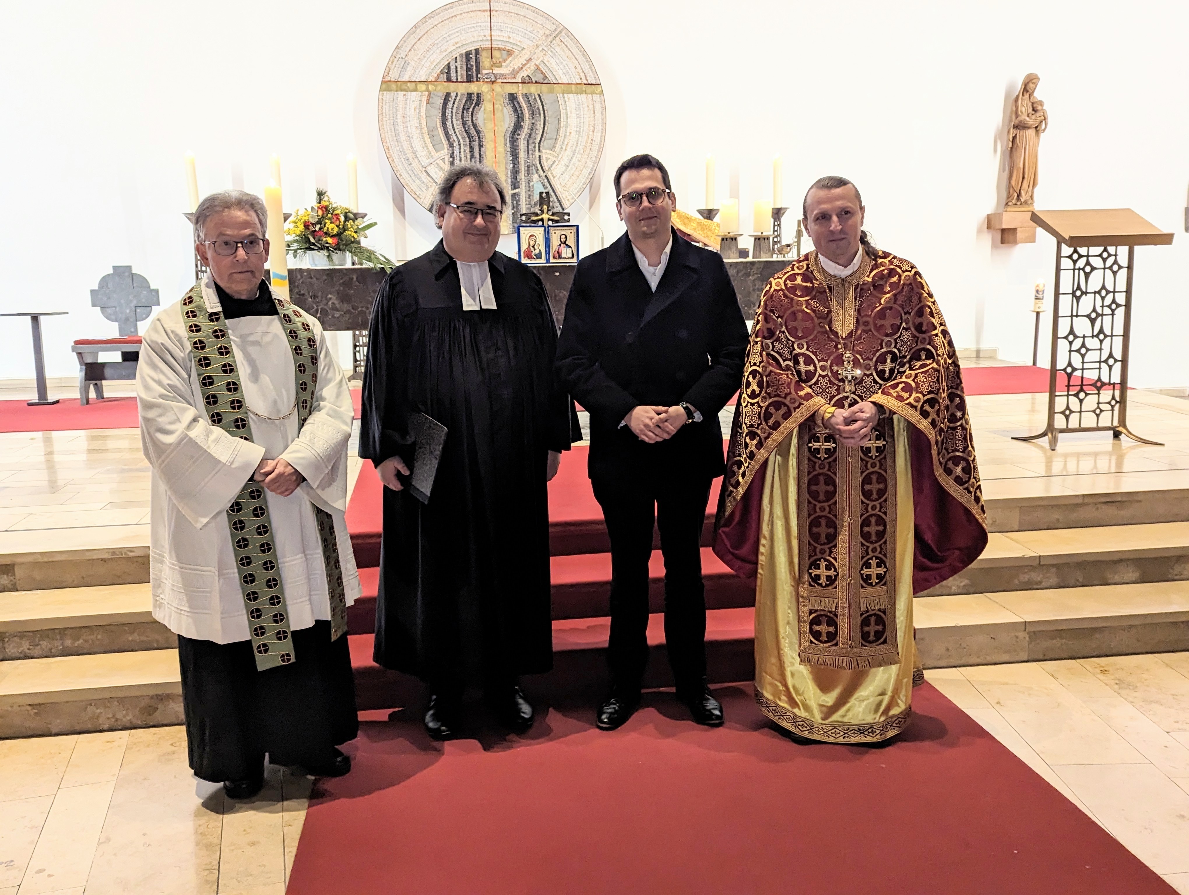 Pfarrer Ralf Schlösser, Pfarrer Frank Ungerathen, Bürgermeister Dr. Benjamin Fadavian und Erzpriester Volodymyr Chayka (v.l.) in Herzogenrather Herz-Jesu-Kirche