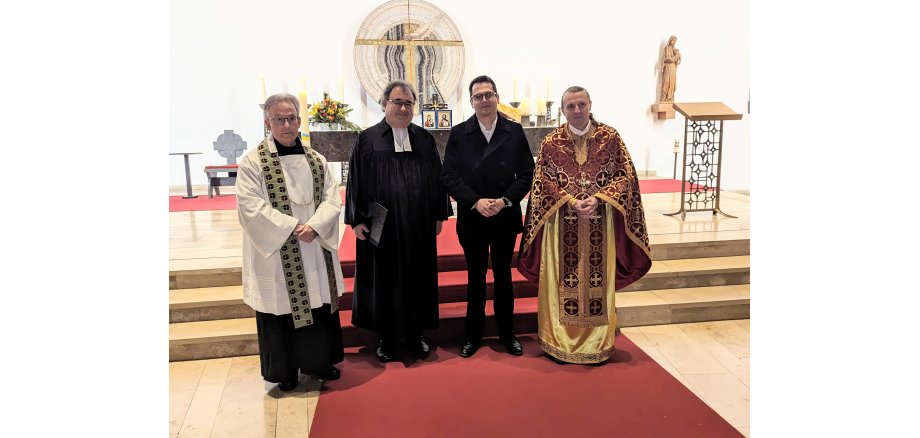 Pfarrer Ralf Schlösser, Pfarrer Frank Ungerathen, Bürgermeister Dr. Benjamin Fadavian und Erzpriester Volodymyr Chayka (v.l.) in Herzogenrather Herz-Jesu-Kirche