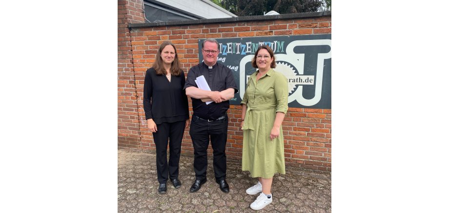 Beigeordnete für Soziales, Bildung und Familie der Stadt Herzogenrath, Renate Wallraff (r.), zu Besuch beim Jugendzentrum HOT in Herzogenrath-Mitte mit Angelika Heidemüller, Mitarbeiterin im HOT, und Pastor Dr. Guido Rodheudt, Pfarrer der katholischen Pfarrgemeinde St. Gertrud 