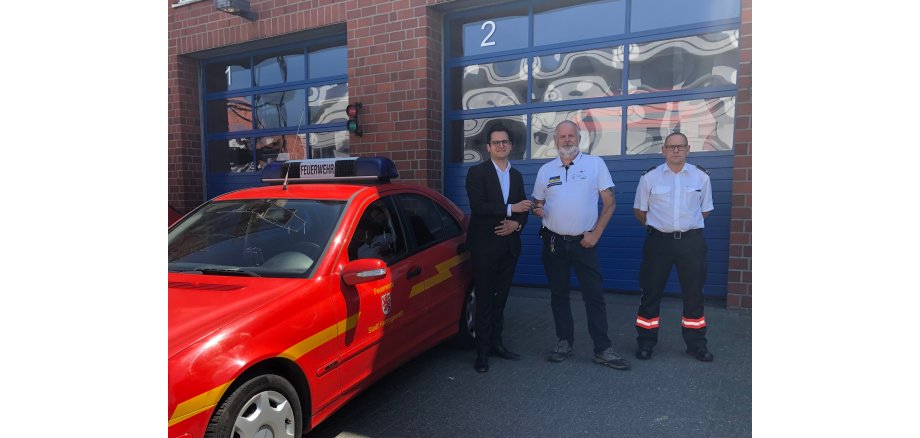 V.l.: Dr. Benjamin Fadavian (Bürgermeister der Stadt Herzogenrath), Gunther Maassen (Verein Sankt Augustin and friends e.V.) und Achim Schwark (Leiter Brandschutz, Rettungsdienst und Bevölkerungsschutz der Stadt Herzogenrath) bei der Schlüsselübergabe