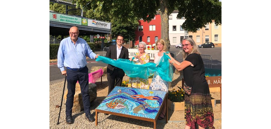 V.l.: Jo Slangen (Wethouder Gemeinde Kerkrade), Dr. Benjamin Fadavian (Bürgermeister der Stadt Herzogenrath), Regina Leue (Mosaikfachfrau), Birgit Kuballa (Gleichstellungsbeauftragte der Stadt Herzogenrath) und Uta Goebel-Groß (Künstlerin) enthüllen zusammen die erste Platte