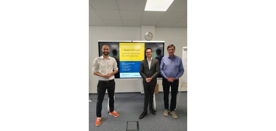 V.l.n.r.: Prof. Dr. David Roth-Isigkeit, Bürgermeister Dr. Benjamin Fadavian und Prof. Dr. Hermann Hill beim 1. Speyerer KI-Labor
