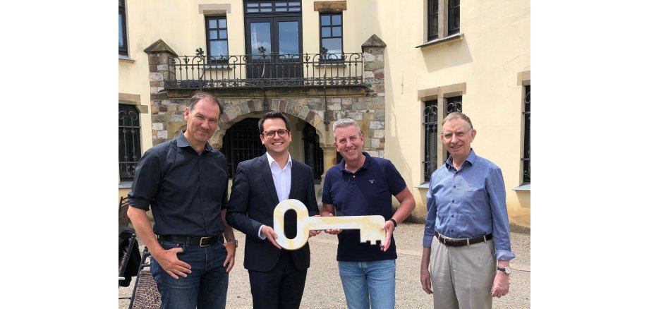 V.l.: Franz-Josef Türck-Hövener (Technischer Beigeordneter Stadt Herzogenrath), Dr. Benjamin Fadavian (Bürgermeister Stadt Herzogenrath), Wolfgang Schmitz (Vorsitzender Kuratorium Burg Rode Herzogenrath e.V.) und Dr. Hans-Jürgen Weyer (Geschäftsführer Kuratorium Burg Rode Herzogenrath e.V.) bei der symbolischen Schlüsselübergabe vor der Burg Rode