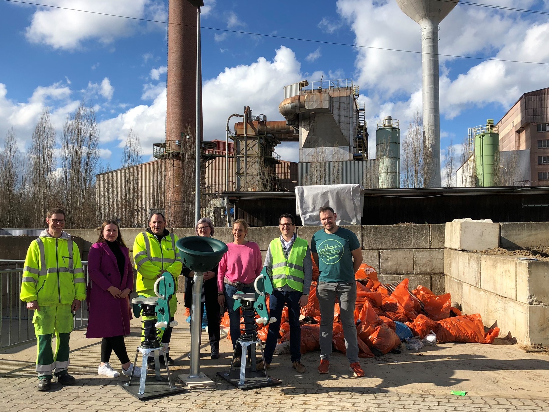 Müllsammelaktion 2023 mit Roy Kelleter (Stadt Herzogenrath), Jana Bechlarz-Jansen (Stadt Herzogenrath), Michael Knips (Stadt Herzogenrath), Heike Stiller (AWA Entsorgung), Ina Hauswirth (Stadtmarketing Herzogenrath), Dr. Benjamin Fadavian (Stadt Herzogenrath) und Thomas Herff (Stadt Herzogenrath) - Bild auf dem Bauhof samt Müllsäcken und Spielgeräten