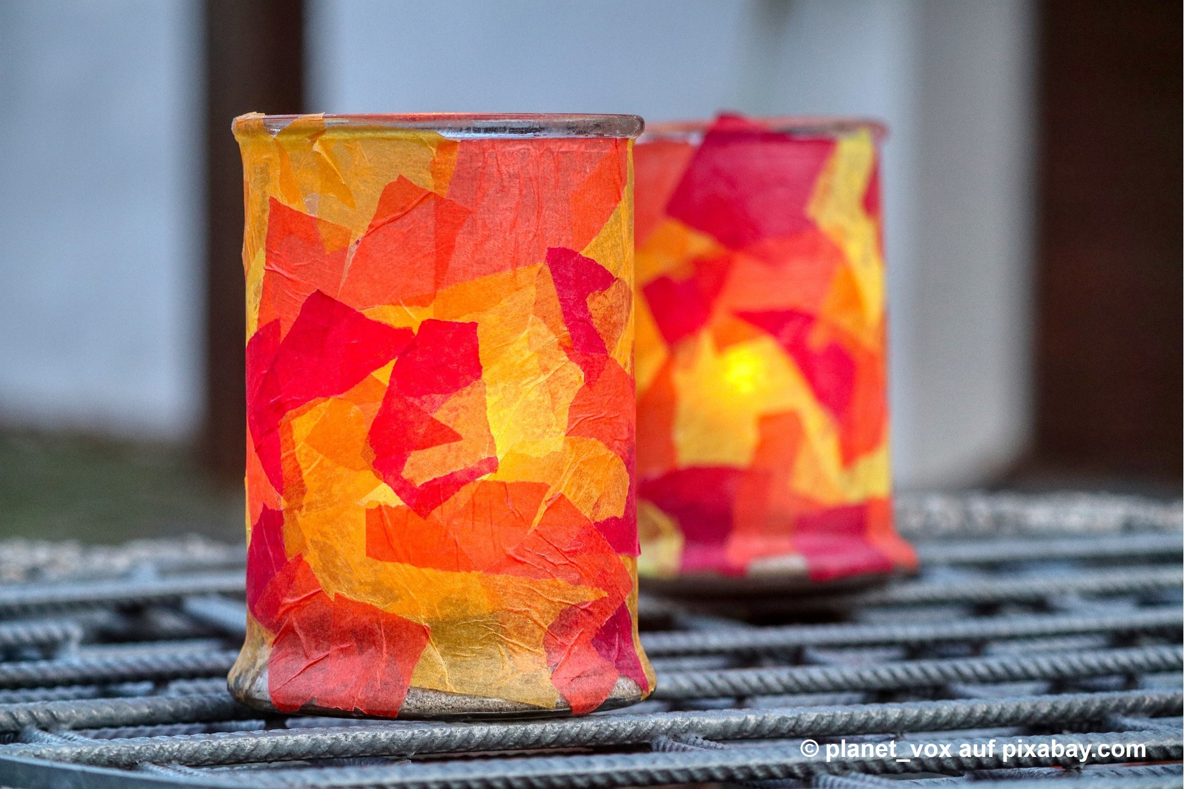 Abgebildet sind zwei für das Martinsfest typische herbstlich verzierte Gläser