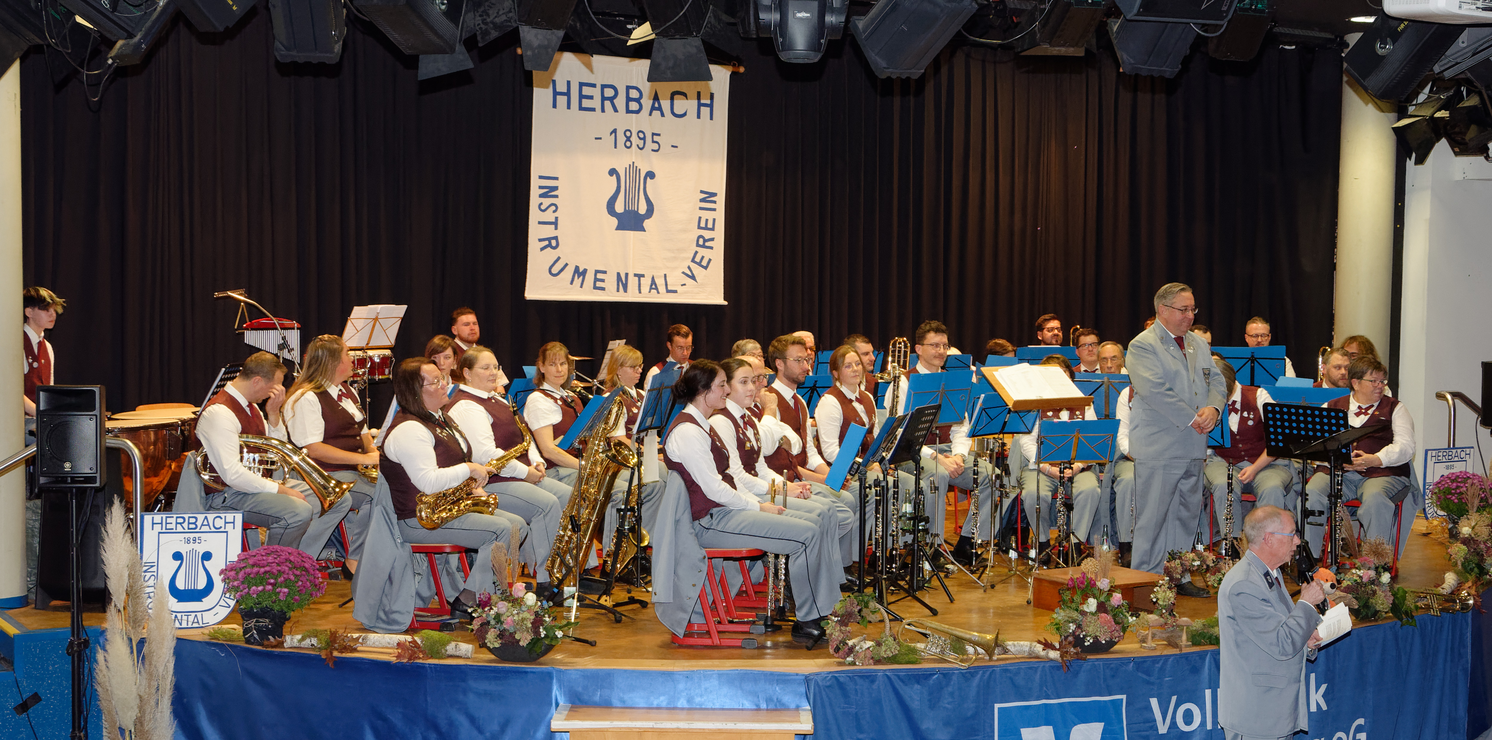 Abgebildet sind die Musiker des Instrumental-Vereins Herbach auf der Bühne