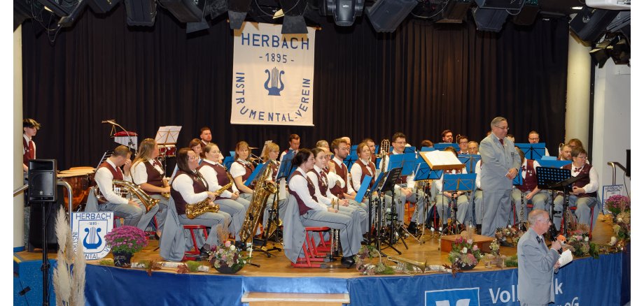 Abgebildet sind die Musiker des Instrumental-Vereins Herbach auf der Bühne