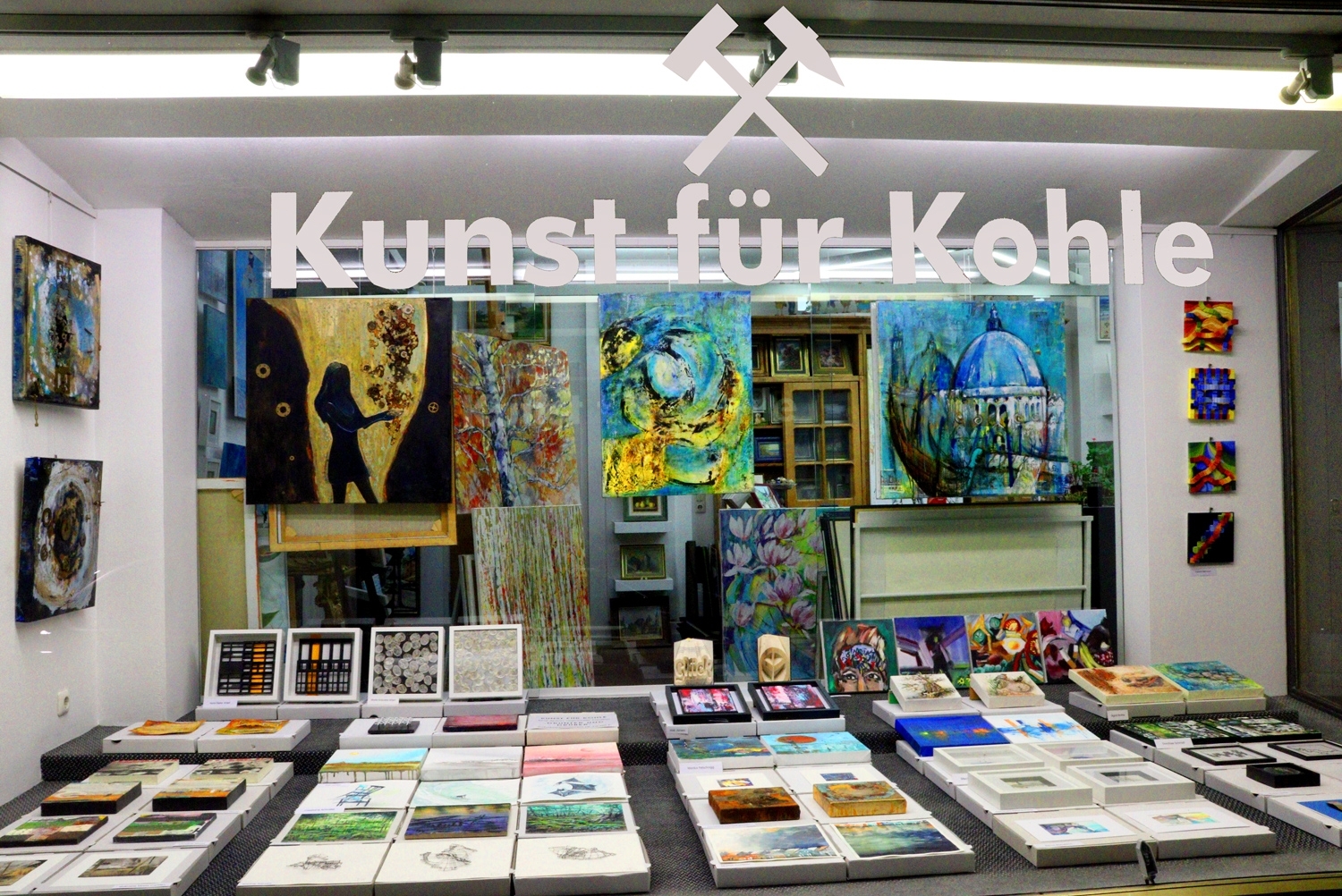 Abgebildet ist ein Schaufenster des Kunstprojekts, viele einzelne Kunstwerke sind zu sehen
