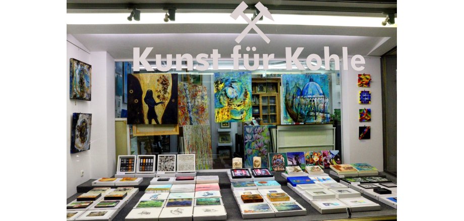 Abgebildet ist ein Schaufenster des Kunstprojekts, viele einzelne Kunstwerke sind zu sehen