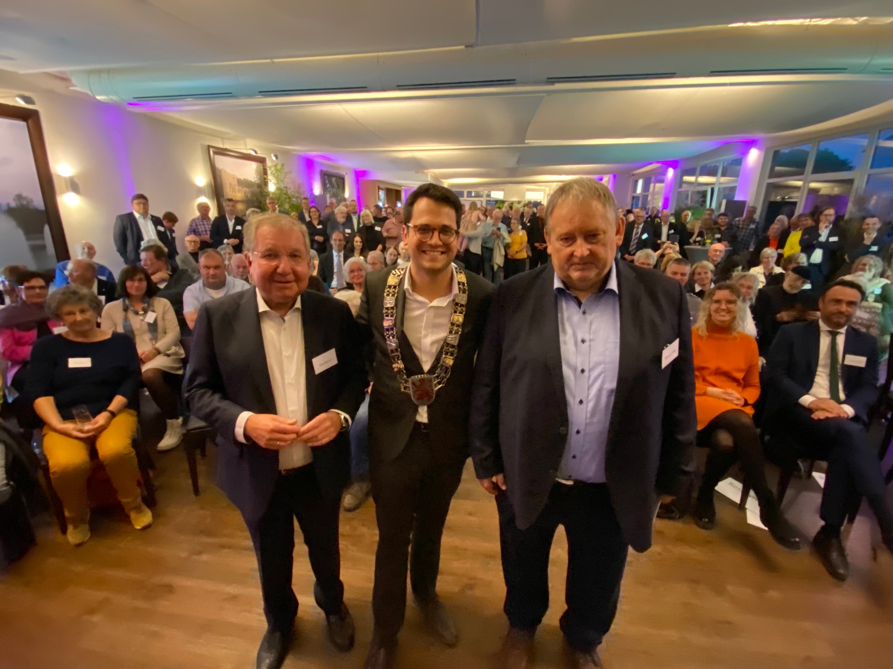 Bürgermeister Dr. Benjamin Fadavian (m.) mit Peter Waliczek (l.) und Bernd-Leo Kaever (r.) beim Herbstempfang im Kohlscheider Eventsaal