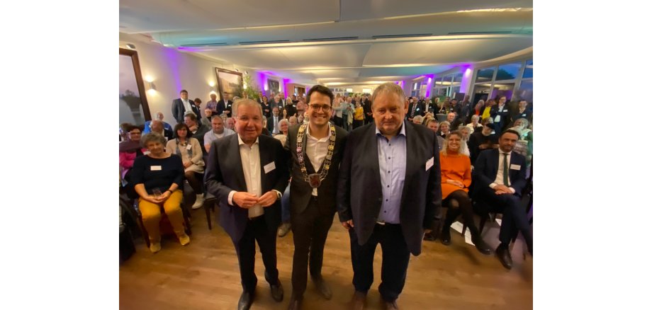 Bürgermeister Dr. Benjamin Fadavian (m.) mit Peter Waliczek (l.) und Bernd-Leo Kaever (r.) beim Herbstempfang im Kohlscheider Eventsaal