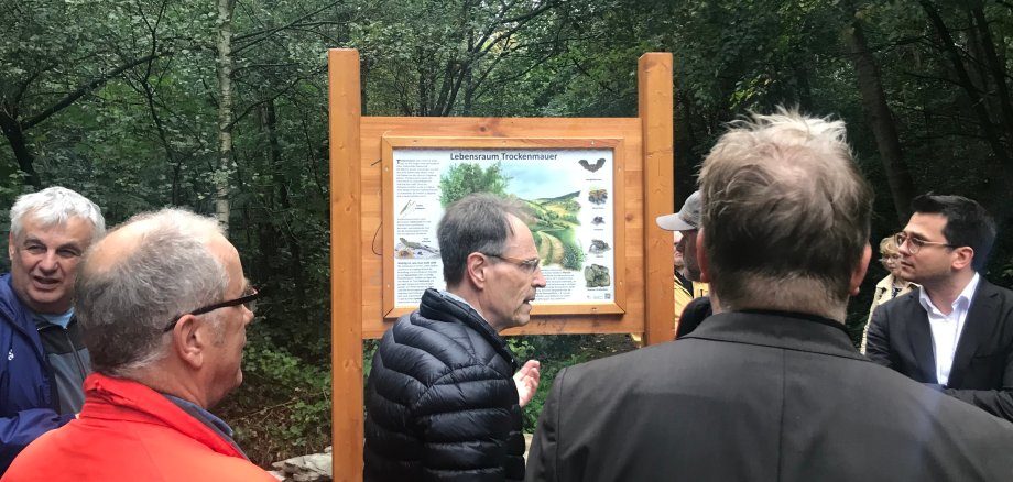 Erste Besichtigung einer der Stationen des Lehrpfads, Herzogenraths Bürgermeister Dr. Benjamin Fadavian ganz rechts 