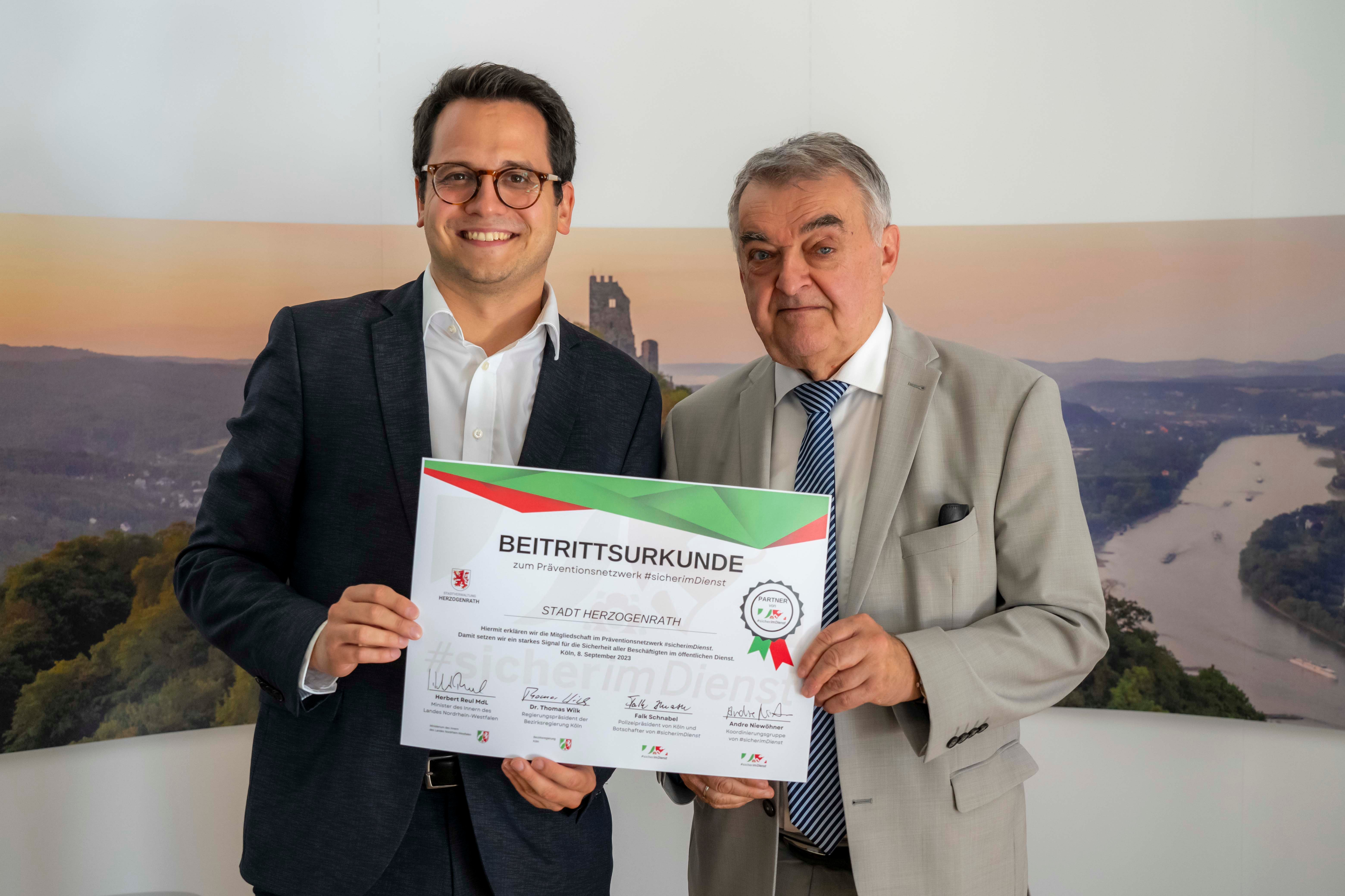 Bürgermeister Dr. Benjamin Fadavian (l.) mit NRW-Innenminister Herbert Reul (r.) bei der Bezirksregierung Köln