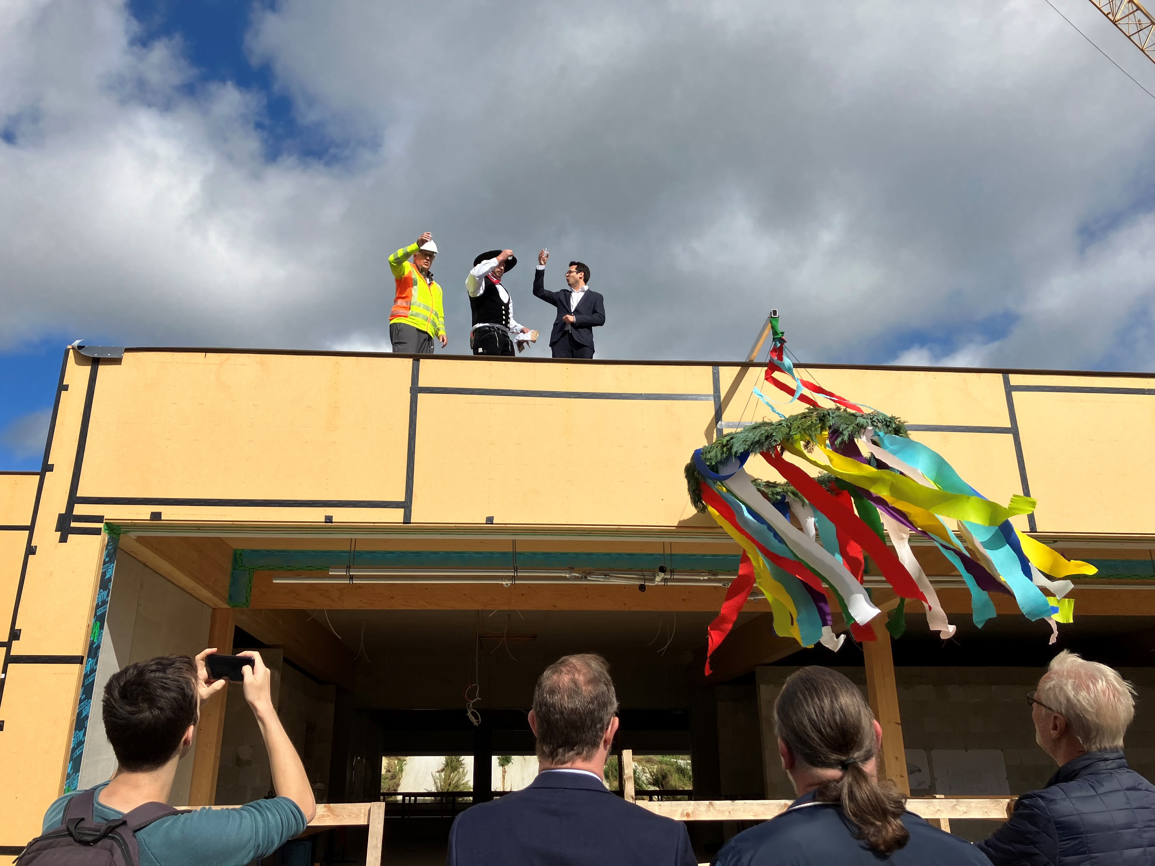 Bürgermeister Dr. Fadavian, Dachdeckermeister Michael Pütz und Bauleiter Bernd Bender (v.r.) auf dem Dach der Schwimmhalle beim Richtspruch