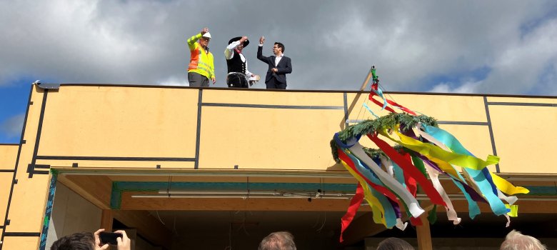 Bürgermeister Dr. Fadavian, Dachdeckermeister Michael Pütz und Bauleiter Bernd Bender (v.r.) auf dem Dach der Schwimmhalle beim Richtspruch