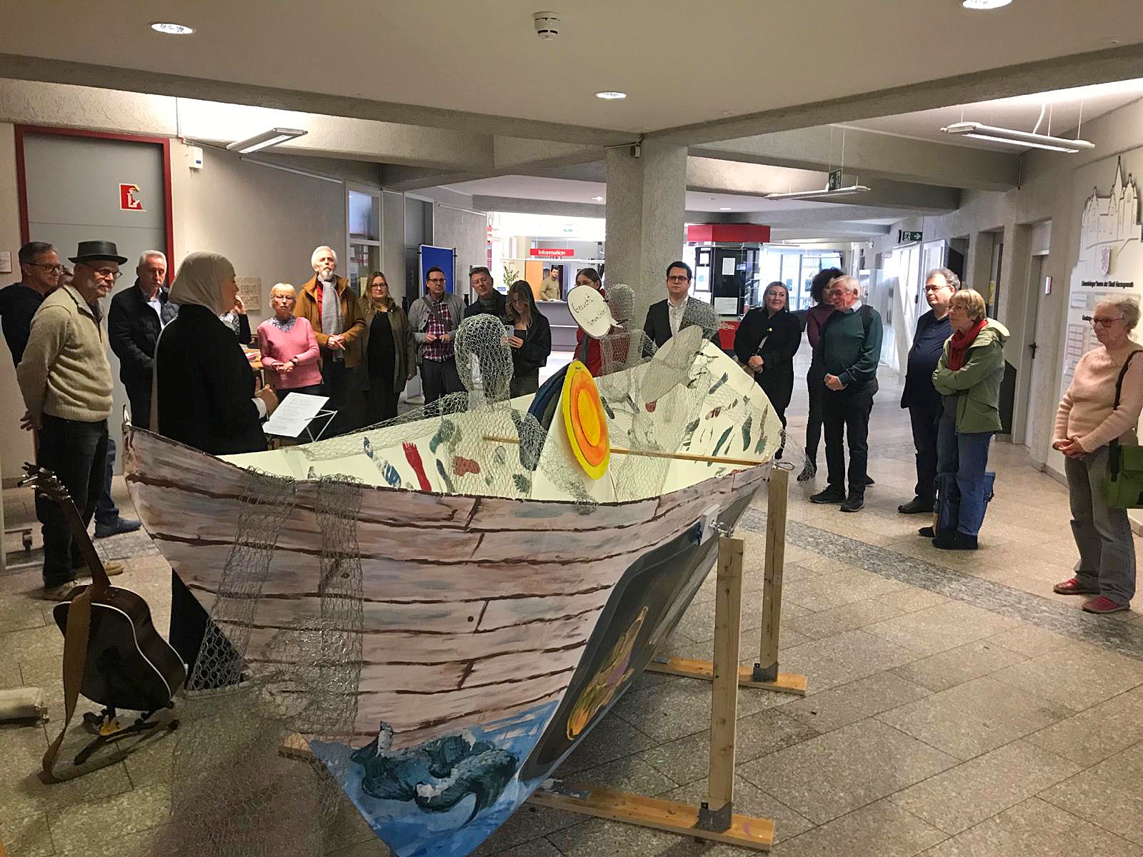 Teilnehmende bei Eröffnung der Ausstellung zur Aktion